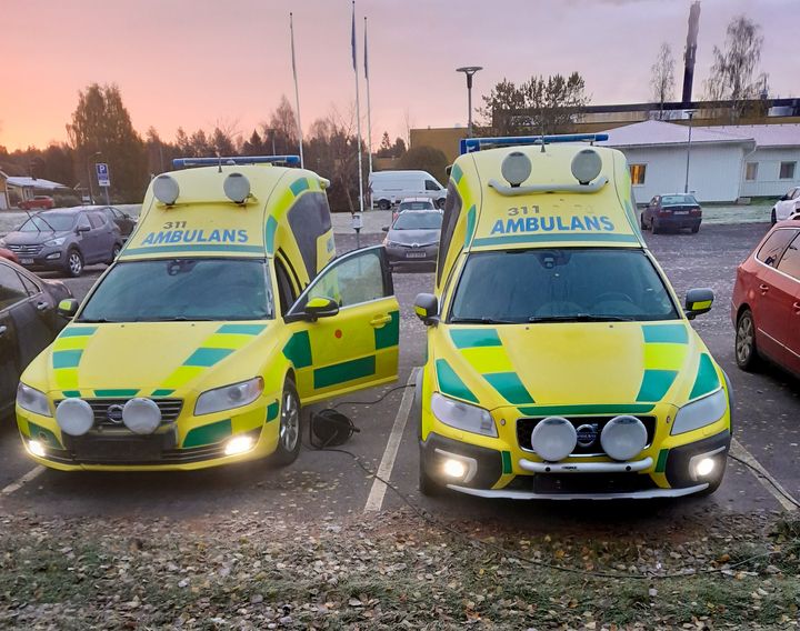 De två Volvo-ambulanserna skickades med långtradare från Boden.