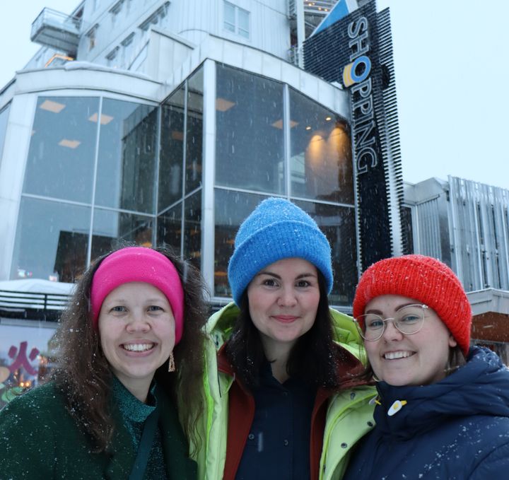 Evelina Rydeker (MP), kommunalråd samt ordförande kultur-och fritidsnämnden, tillsammans med slöjd- och formkonslulenterna Linnea Nilsson och Sofia Öberg.