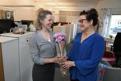 Distriktssköterskan Elina Dejke är den första anställda på Bemanningscentrum och hälsas här välkommen med blommor av enhetschefen Suzanne Stigsdotter.