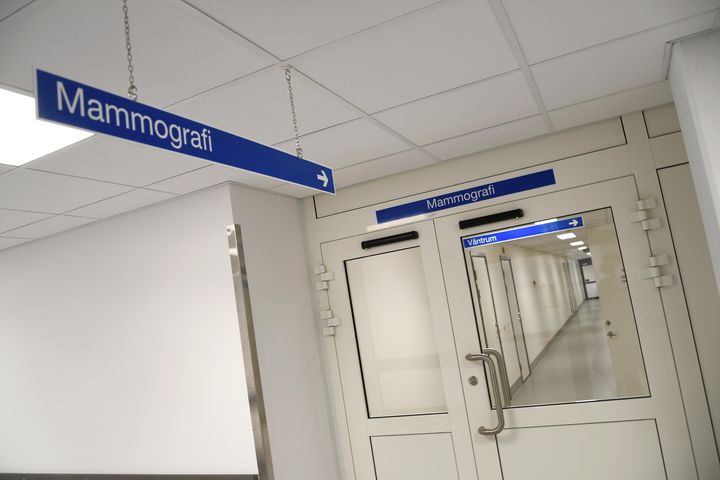 Skyltar som visar vägen till mammografiavdelningen i en sjukhuskorridor.