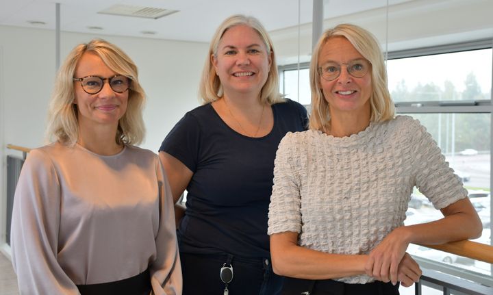 På bilden syns delar av OLIN-studiernas ledningsgrupp. Från vänster: Helena Backman, Linnéa Hedman och Caroline Stridsman. I gruppen ingår även Eva Rönmark och Anne Lindberg som inte är med på bilden.