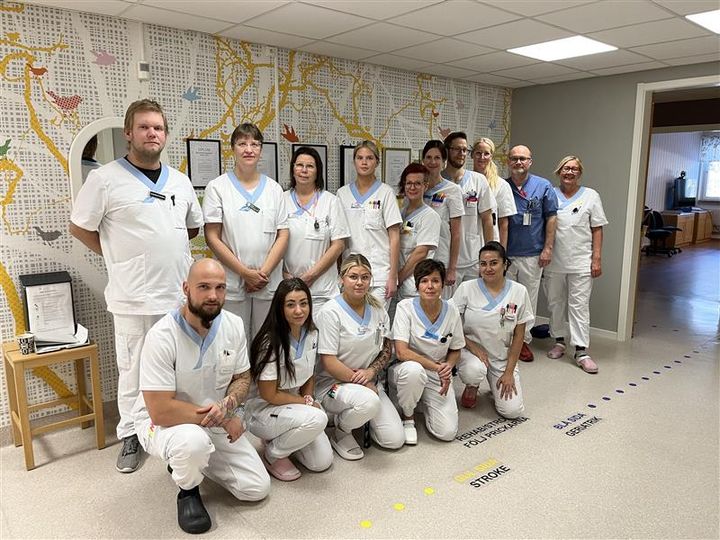 En grupp med vårdpersonal på Kalix sjukhus, Årets strokeenhet.