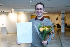 Mattias Josefsson med blommor och diplom efter utnämningen Årets ledare, Årets prestationer 2025