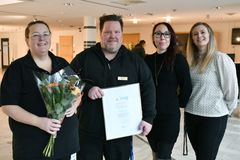 SPOT, Årets utveckling av verksamhet: Linda Lundqvist Överhem, Daniel Trogen, Lina Seger, Malin Lindblom med blommor och diplom.