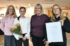 Barnmedicin och ungdomshabilitering, Kalix sjukhus, Årets förbättring för patient eller medborgare: Lina Stråmo, Olivia Granström, Marie-Louise Nylunda, Ronja Andersson Morin med blommor och diplom.