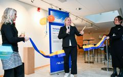 Regionrådet Camilla Friberg (S) klipper bandet och det nya kompetenscentrumet är invigt. Bandhållare är Camilla Fredriksson och Barbro Backgård, samordnare i den nya verksamheten.