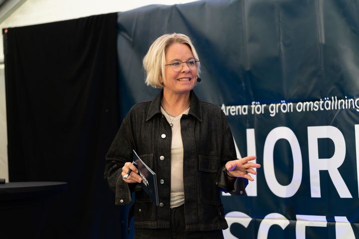 Karin Hübinette står framför en skylt med texten 'Norra Scen'. Personen håller i ett papper