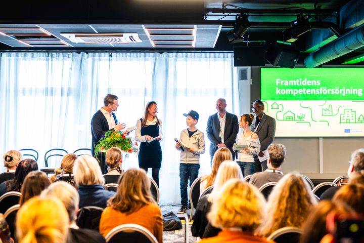 Konferenciererna Lisa Ek och Niklas Grönberg inleder konferensen tillsammans med Janus Brandin och Fredrik Hansson. Därefter avbryts programmet av Vera Nyman och Pelle Reinholdsson Lindgren, som tillsammans lyfter ett centralt budskap: de, tillsammans med kommande generationer, utgör 100 procent av framtiden.