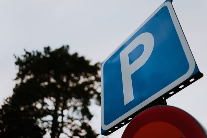 Inget beslut taget. De nuvarande parkeringsavgifterna gäller fortfarande. Besökare uppmanas att hålla koll på skyltarna vid respektive parkering.