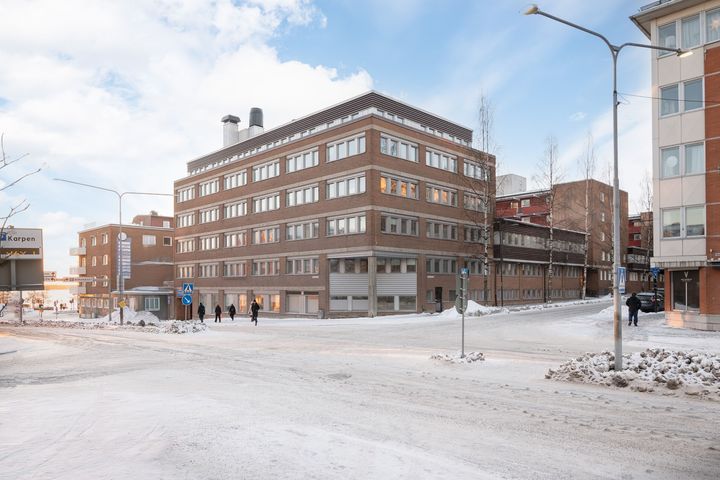 Byggnaden Pelikanen 13 ligger i korsningen Smedjegatan/Sandviksgatan i centrala Luleå.