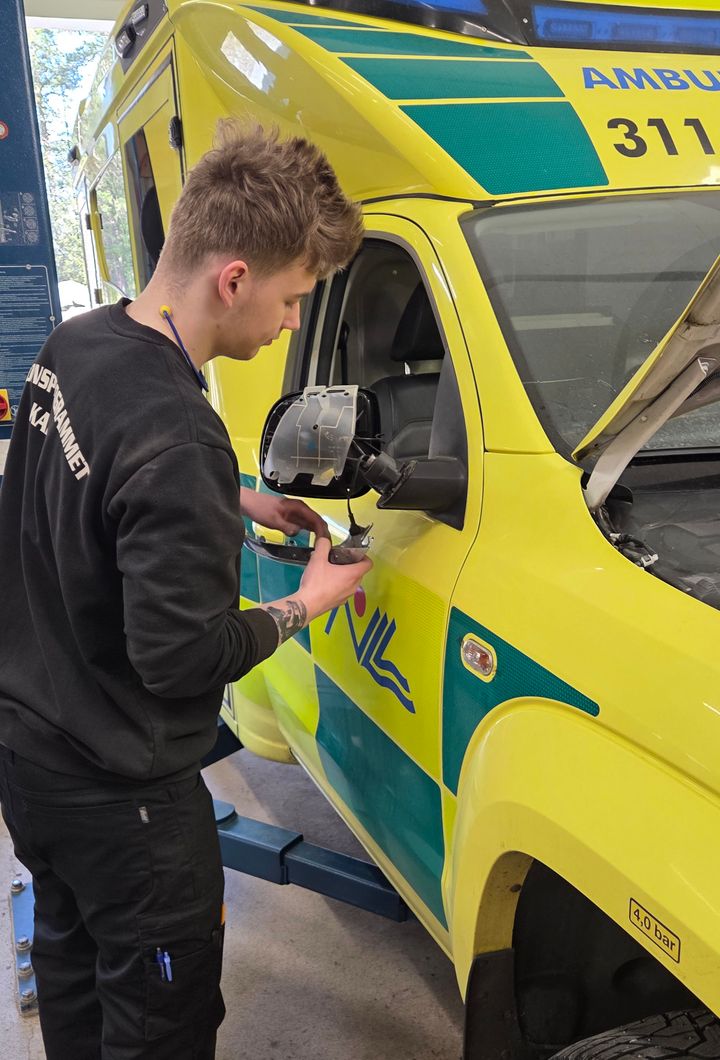 ”Det är väl kul att få hjälpa med en viss sak, och sen får jag ju göra nya grejer”, säger Isak Andersson, elev på fordonsprogrammet i Kalix, och en av dem som mekar med den ambulans som Region Norrbotten ska skicka till Ukraina.