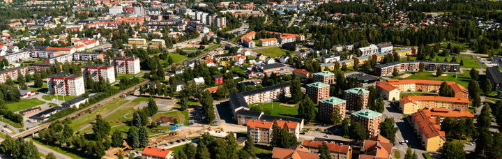 Flygbild över Sveafältet i Boden med bostadsområden och mycket grönska.