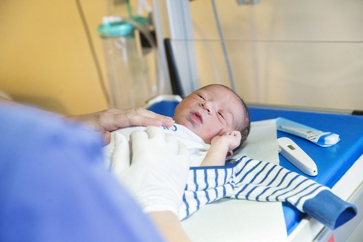 En nyfödd bebis som blir undersökt.