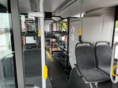 En bårbuss kan transportera upp till tolv liggande patienter och utöver det även sittande patienter. Så här ser det ut i en LLT-buss som delvis ställts om.