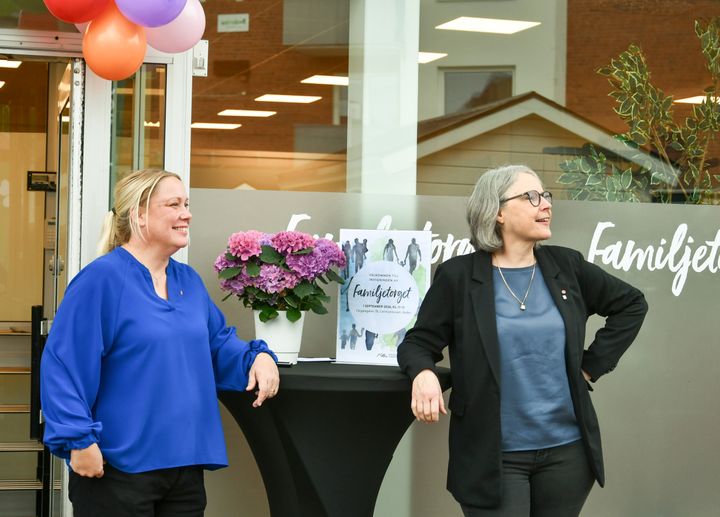 Från vänster Camilla Friberg, regionråd, och Béatrice Öman, kommunalråd i Boden, talade under invigningen av Familjestorget.
