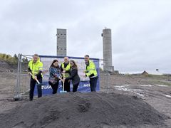 Stefan Hämäläinen, direktör för samhällsutveckling, LKAB, Caroline Svensson (c) Region Norrbotten, Anders Öberg (s), regionstyrelsens ordförande, Region Norrbotten, Linda Jonsson (v) och Niklas Sparw, affärsområdeschef NCC Building Sverige tar ett spadtag tillsammans.