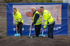Stefan Hämäläinen, direktör för samhällsutveckling, LKAB, Anders Öberg, regionstyrelsens ordförande, Region Norrbotten och Niklas Sparw, affärsområdeschef NCC Building Sverige tar första spadtaget.