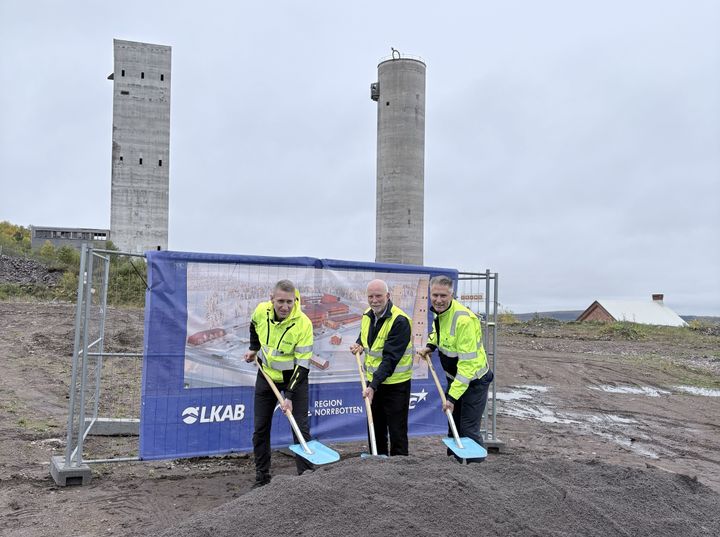 Stefan Hämäläinen, direktör för samhällsutveckling, LKAB, Anders Öberg (s), regionstyrelsens ordförande, Region Norrbotten och Niklas Sparw, affärsområdeschef NCC Building Sverige tar första spadtaget.
