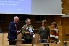 Priserna delades ut av Anders Öberg (S) under regionfullmäktiges sammanträde.