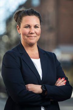 En kvinna i mörk kavaj.