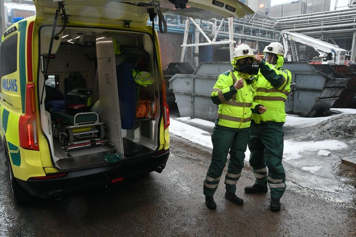 Ambulans och ambulanspersonal.