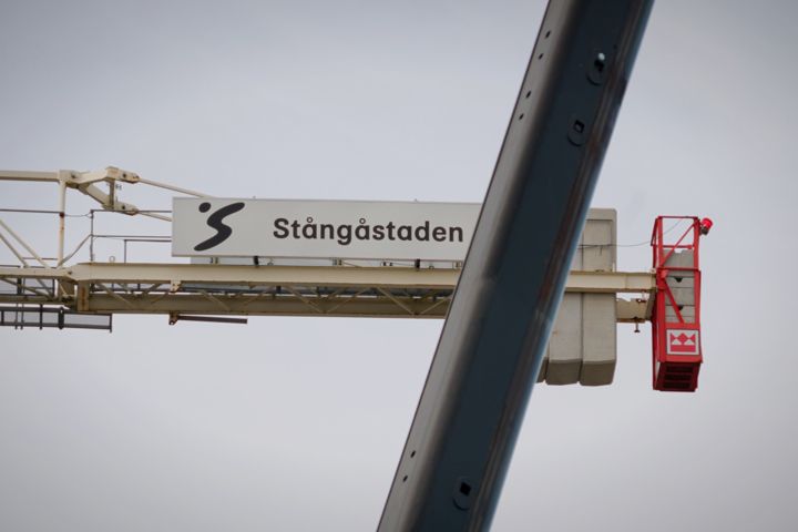 Byggkran med Stångåstadens logga på