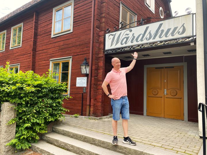Mikael Lindh ny krögare framför Wärdshuset Gamla Linköping. Foto: Kulturfastigheter