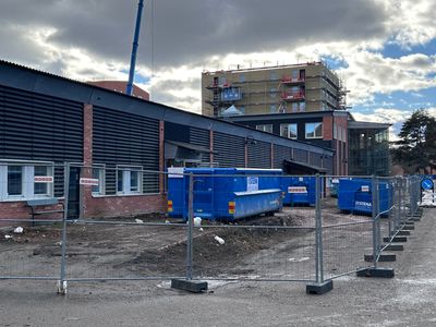 På bilden syns byggnaden som nu börjar demonteras för att ge plats åt nya bostäder. I bakgrunden bygger Stångåstaden 73 nya bostäder samt två verksamhetslokaler med planerad inflyttning våren 2027.