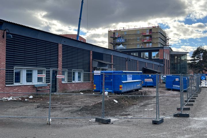 På bilden syns byggnaden som nu börjar demonteras för att ge plats åt nya bostäder. I bakgrunden bygger Stångåstaden 73 nya bostäder samt två verksamhetslokaler med planerad inflyttning våren 2027.