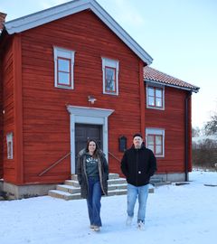 Ägarduon Hanna Malmgren och Rikard Fransson framför Mjellerumsgården. Foto: Alva Malmgren
