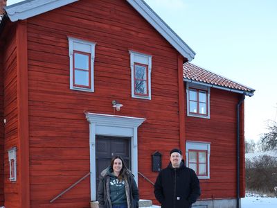 Ägarduon Hanna Malmgren och Rikard Fransson framför Mjellerumsgården. Foto: Alva Malmgren