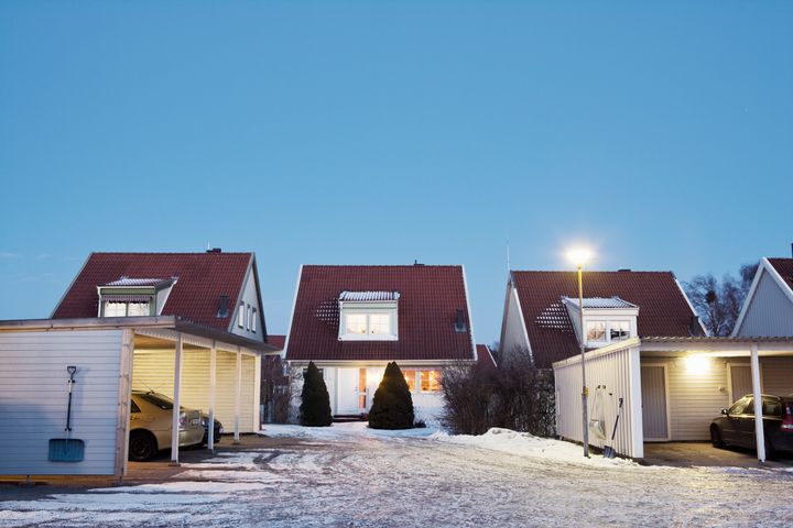 I november sjönk både villa- och bostadsrättspriserna i Sverige med 1 procent, samtidigt som antalet villaförsäljningar ökar. Det visar nya siffror från Svensk Mäklarstatistik.