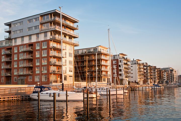 Under februari steg både villapriserna och bostadsrättspriserna för första gången sedan augusti förra året. Det visar nya siffror från Svensk Mäklarstatistik.