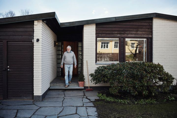 En stor del av Sveriges kommuner saknar bostäder anpassade för äldre. Det visar en ny kartläggning som gjorts av Länsförsäkringar Fastighetsförmedling.