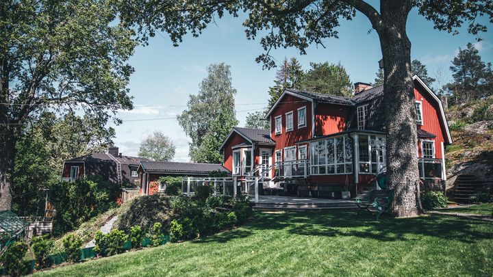 I mars steg bostadsrättspriserna i Sverige med 1,1 procent, med Stockholm och Göteborg i täten för uppgången. På villamarknaden ökar antalet affärer kraftigt, visar nya siffror från Svensk Mäklarstatistik.