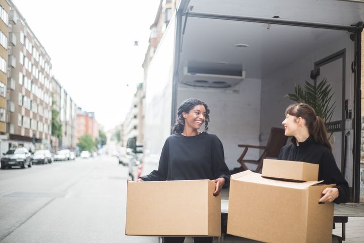 I september ökade bostadsrättspriserna i Sverige med 1,1 procent. Bostadsmarknaden väntas nu få ett lyft när ränteläget stabiliserats och regeringens budget ger ekonomisk förstärkning åt hushållen. Det visar siffror från Svensk Mäklarstatistik, analyserade av LF Fastighetsförmedling.