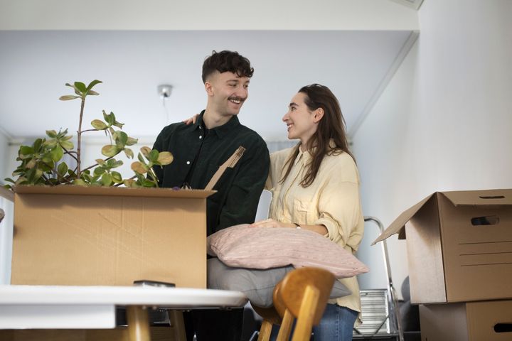 Sju av tio unga, 72 procent, bor i en kommun som har brist på bostäder för unga – en tydlig minskning jämfört med början av 20-talet då den uppgick till 85 procent. Det visar en ny kartläggning från LF Fastighetsförmedling.