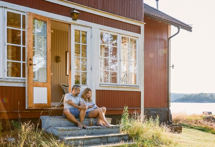 I april steg bostadsrättspriserna i Sverige med 0,8 procent, och storstadsområdena driver uppgången med kraftiga prisökningar. Även villapriserna fortsatte uppåt och ökade med 1,0 procent, visar nya siffror från Svensk Mäklarstatistik.