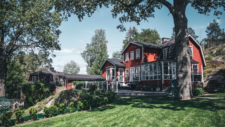 I maj steg villapriserna i Sverige med 1,2 procent medan bostadsrättspriserna fortsatte svagt uppåt och ökade med 0,3 procent. Det visar nya siffror från Svensk Mäklarstatistik.