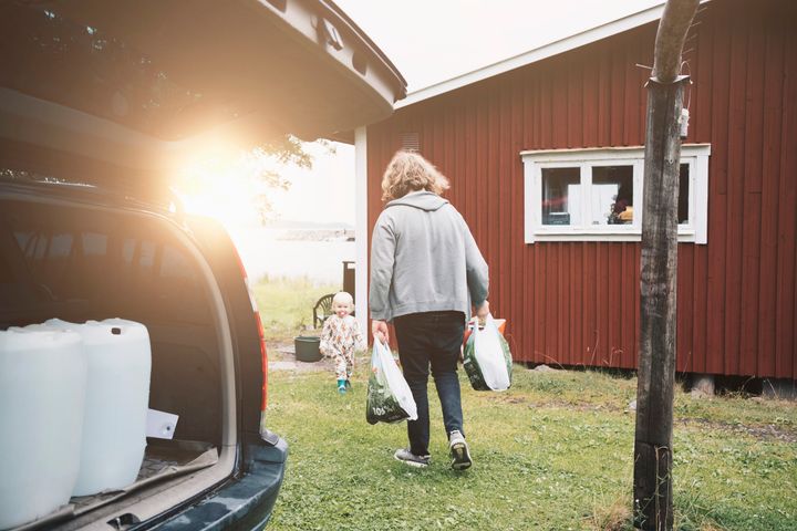 20 000 svenska fritidshus har under de tio senaste åren drabbats av så allvarliga naturskador, som översvämningar och bortblåsta tak, att de fått försäkringsersättning på över 800 miljoner kronor. Det visar en ny sammanställning som gjorts av LF Fastighetsförmedling.