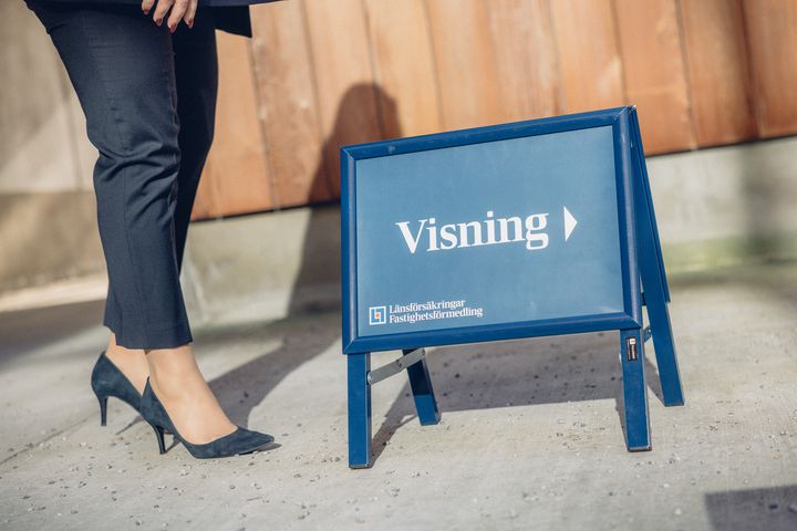 Temperaturen på bostadsmarknaden har ökat successivt under försommaren och antalet bostadsrättsförsäljningar ökade med hela 17 procent det senaste kvartalet, medan 11 procent fler villor bytte ägare. Det visar nya siffror från Svensk Mäklarstatistik.