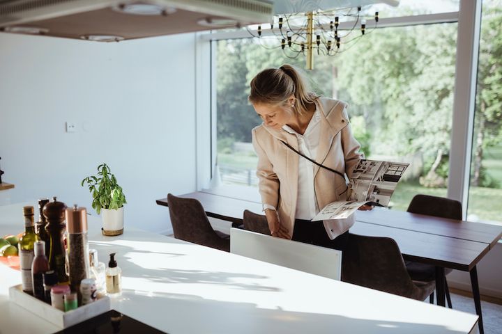 Temperaturen på villamarknaden har varit ovanligt hög under sommaren, visar nya siffror från Svensk Mäklarstatistik som analyserats av LF Fastighetsförmedling. När de stora visningshelgerna startar nu i augusti väntas rekordmånga besökare.