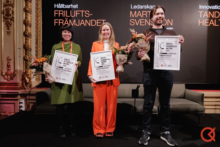 Pristagarna i Årets samhällsaktör 2026 hyllades vid en gala i Spegelsalen på Grand Hôtel i Stockholm, de representerades på scenen av fr v Kristina Ljungros, Friluftsfrämjandet, Karin Vajta Engström, AI Sweden och Oliver Åstrand, Tandem Health.