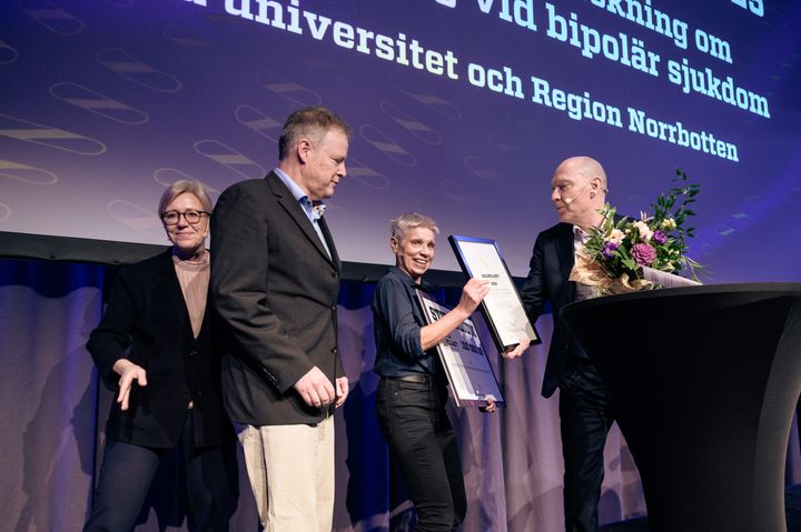 Årets vinnare av Guldpillret hyllades på Dagens Medicins event IT i vården-dagen. Juryns ordförande Anders Hultman gratulerar pristagarna Ursula Werneke och Michael Ott. Prisutdelare var Sofia Wallström, vd i Lif.
