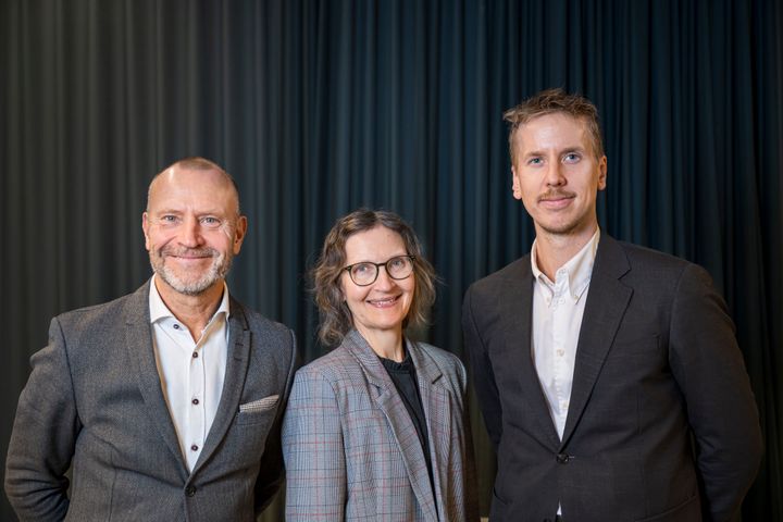 På bilden från vänster: Peter Fellman, Ann Henriksson och Victor Karlsson. Foto: Mattias de Frumerie