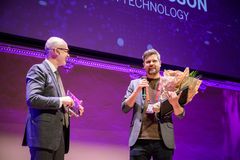 Anders Ivarsson, CTO, Voi Techology, här med juryns ordförande Henrik Ek, Dagens industri, prisades för sitt ledarskap. “Jag har nog alltid varit för ett människocentrerat ledarskap, alla ska få plats.”