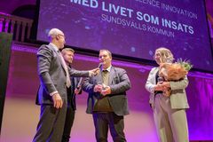 Robert Gatugård och hans stolta kollegor från Sundsvalls kommun tog hem priset i innovationskategorin för sitt arbete med "Med livet som insats" inom socialtjänsten.
