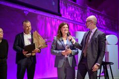 "Det har varit en häftig resa", sade Bankgirots vd Carina Olsson till juryns ordförande Henrik Ek, Dagens industri. Bankgirot belönas för tranformationen av SEK Credit Transfer.