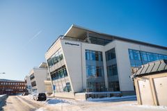 Exteriör av Bolagsverkets moderna kontorsbyggnad i Sundsvall, med klarblå himmel och snö på marken.