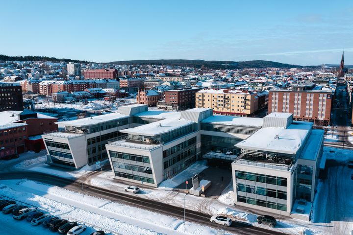 Flygfoto av Bolagsverkets kontor i Sundsvall, omgiven av snötäckta byggnader och gator.